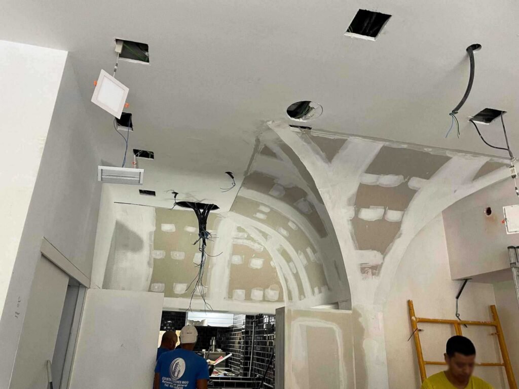 Falso techo curvo de pladur en restaurante mestizo