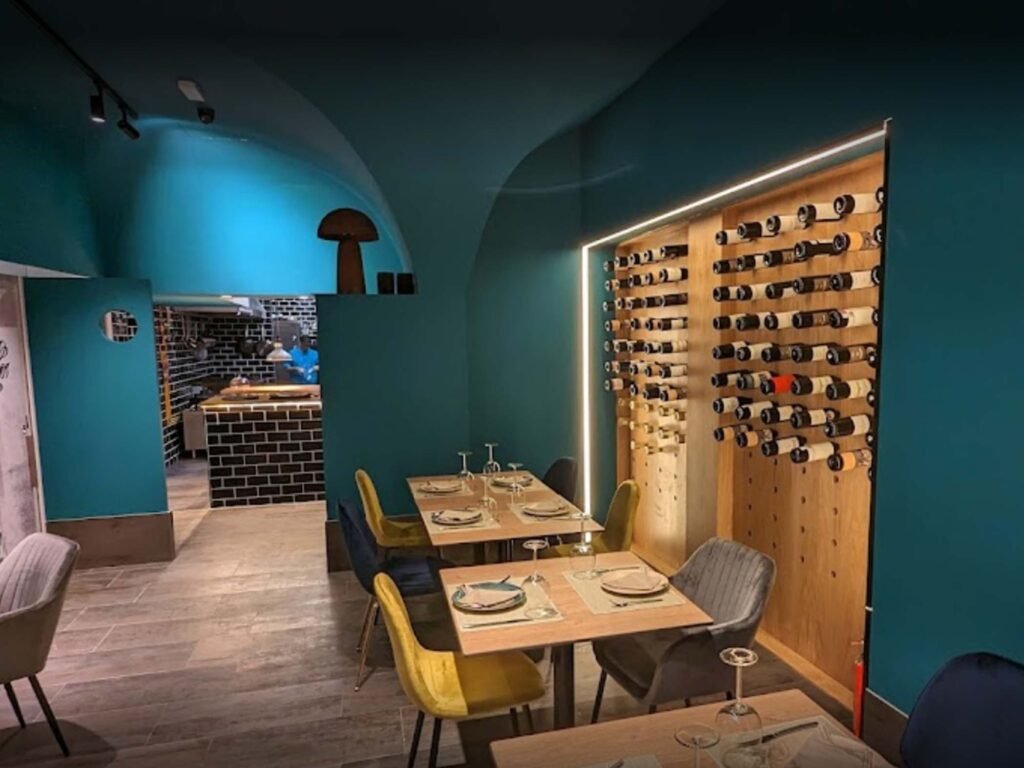 Falso techo curvo de pladur en restaurante mestizo