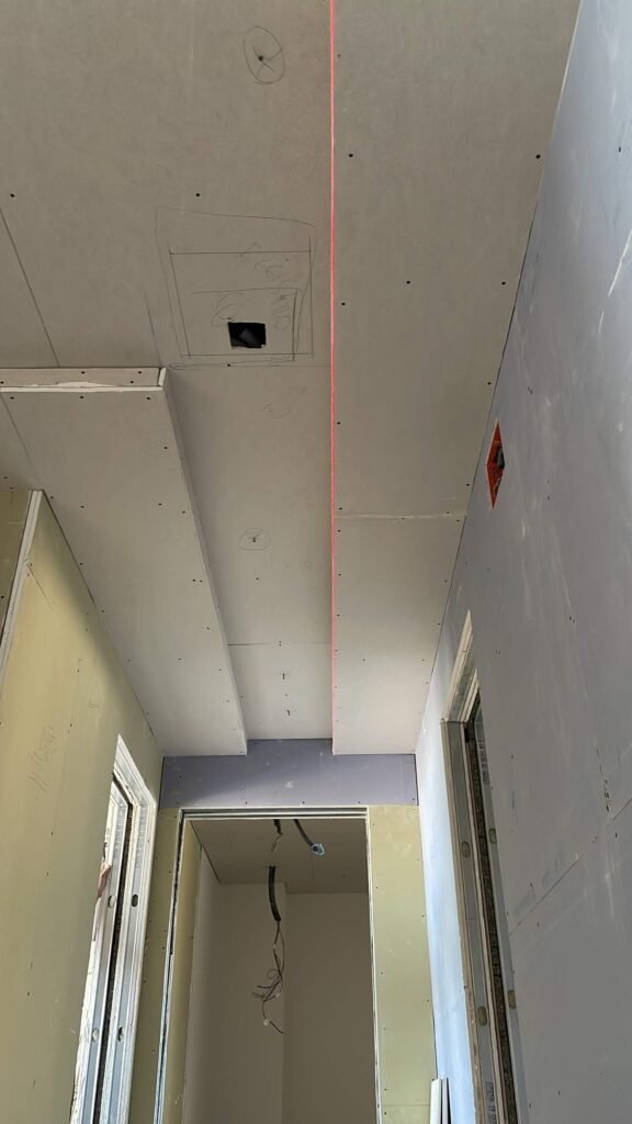 Falso techo moderno continuo y tabiques