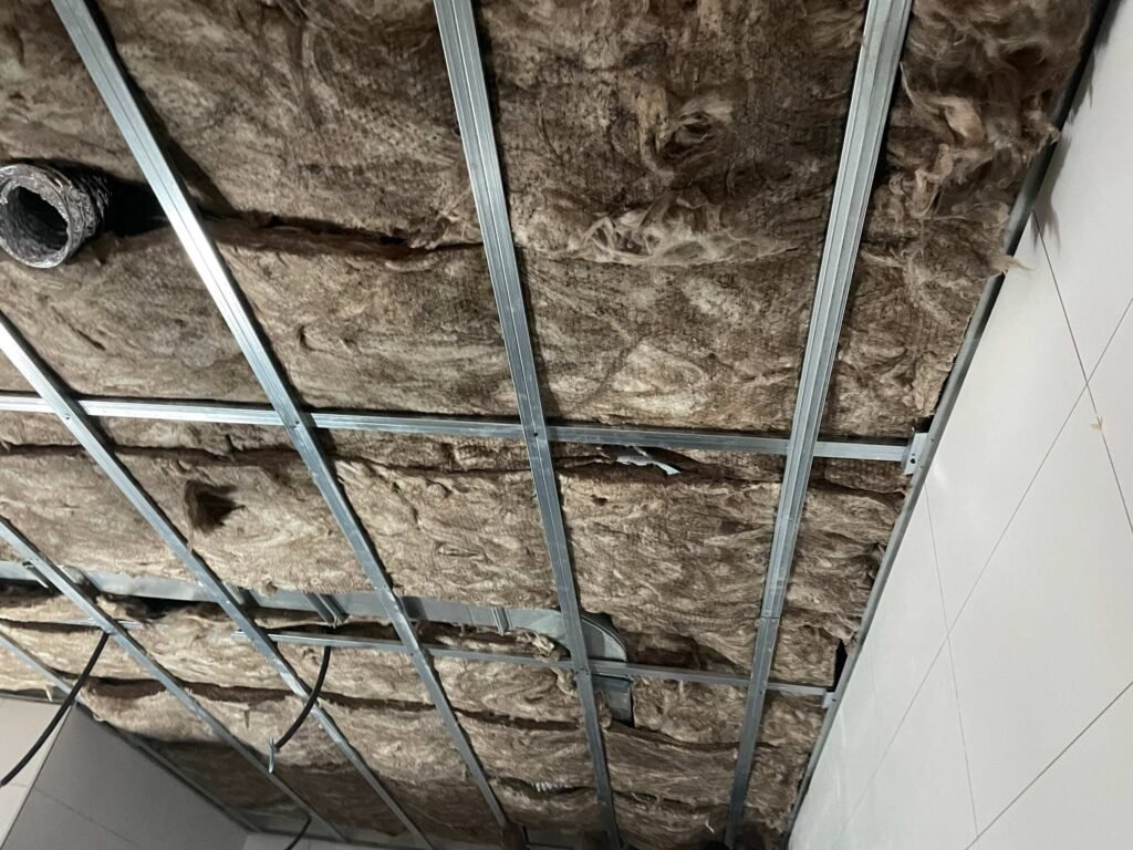 Aislamiento térmico en falso techo de pladur o drywall estructura de techo de pladur