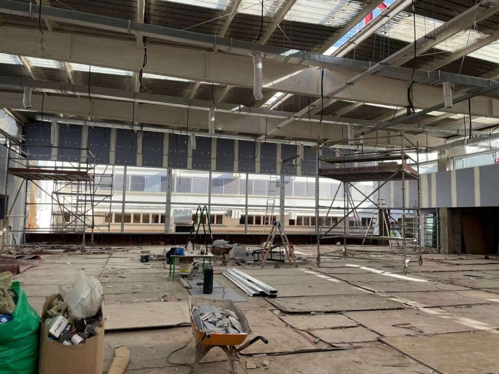 Placo phonique en paramentos verticales. trasdosado de pladur estructura de techo de pladur